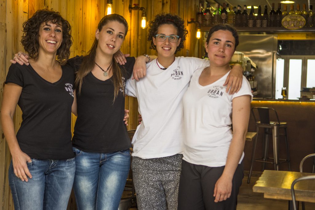 urban street food staff. las chicas