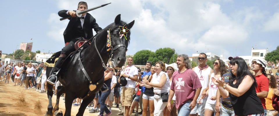 La “ensortilla” y “sa sartiglia”, Menorca e Italia emparentadas por la fiesta