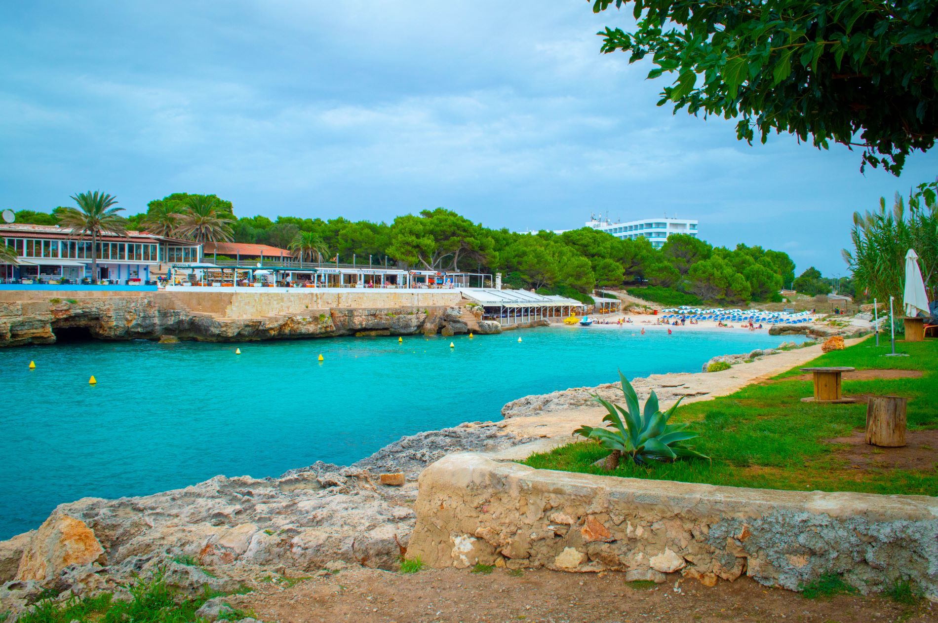 Cala Blanca (Menorca), una playa ideal para toda la familia