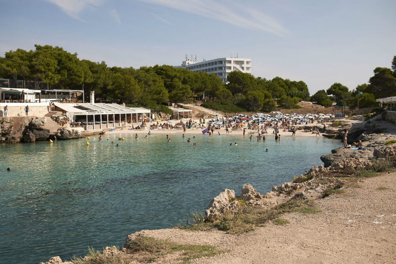 Cala Blanca: La Spiaggia Perfetta per Tutta la Famiglia