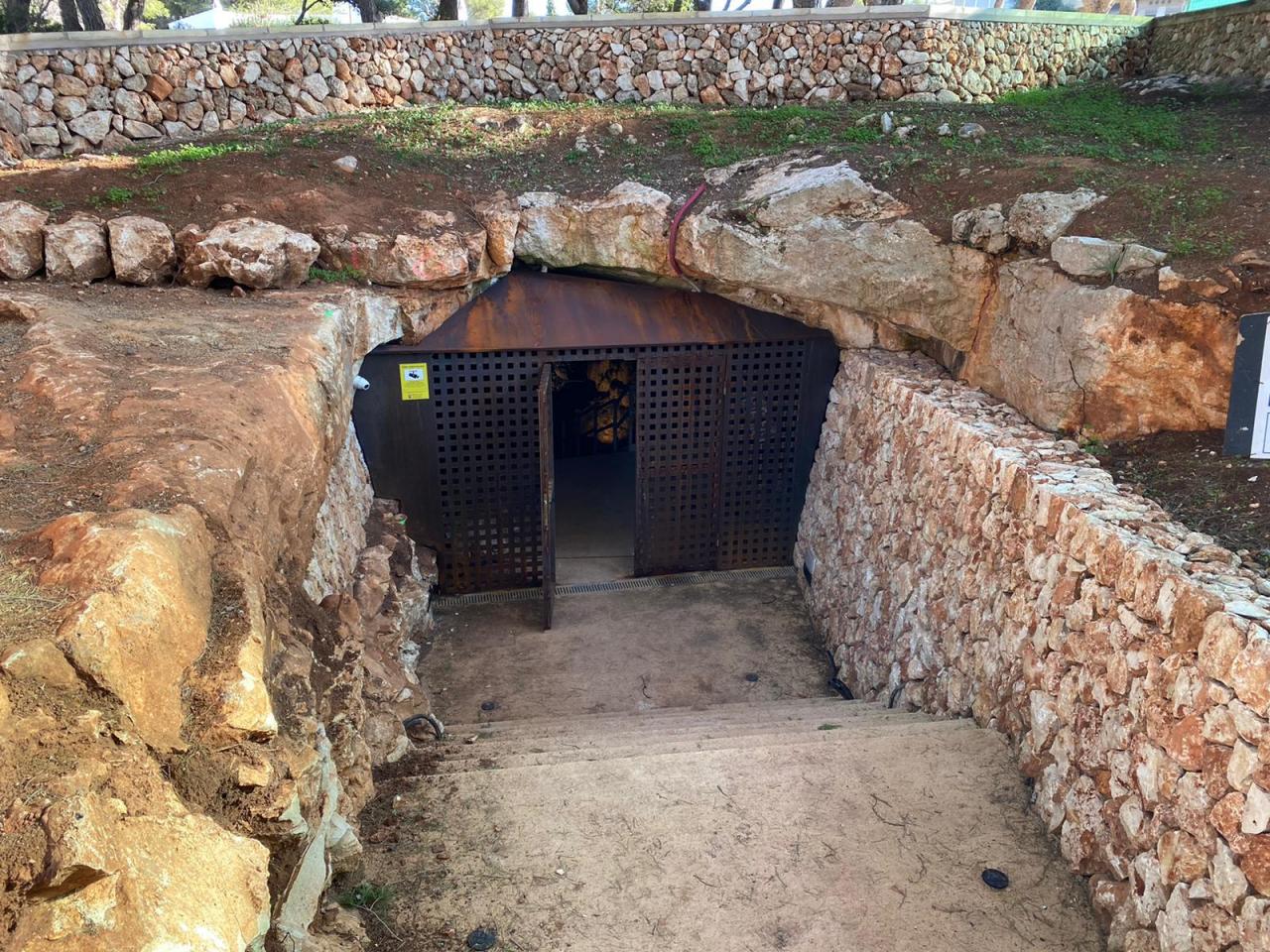 Cova de s’Aigua di Cala Blanca