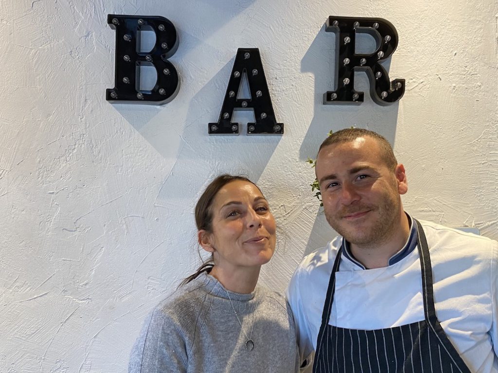 Sakundi Bar & Kitchen, il sogno di Sabrina e Daniele a Cala en Blanes