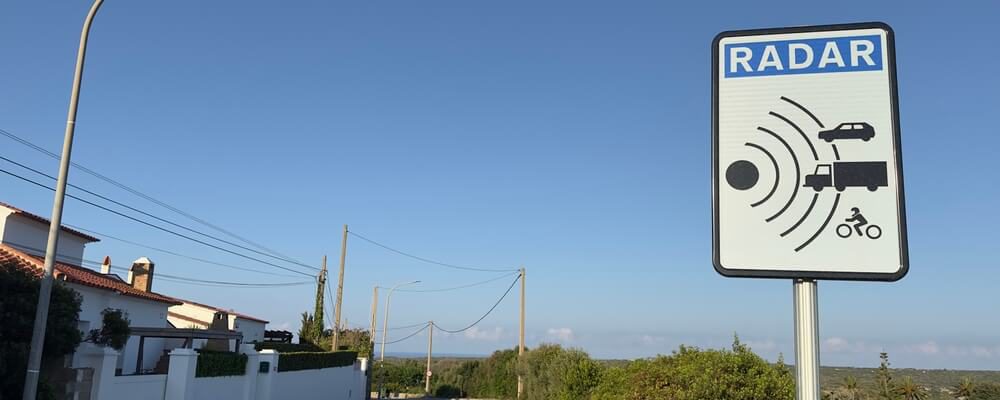 Una señal de aviso de radar para el control de velocidad en Cala en Porter