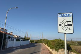 Una señal de aviso de radar para el control de velocidad en Cala en Porter