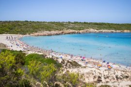 Playa de Son Parc en la isla balear de Menorca, España