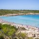 Playa de Son Parc en la isla balear de Menorca, España