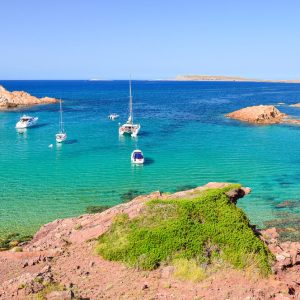 Barche a vela vicino alla spiaggia di Cavalleria