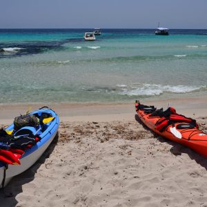 Kayak sulla spiaggia di Cala Escorxada