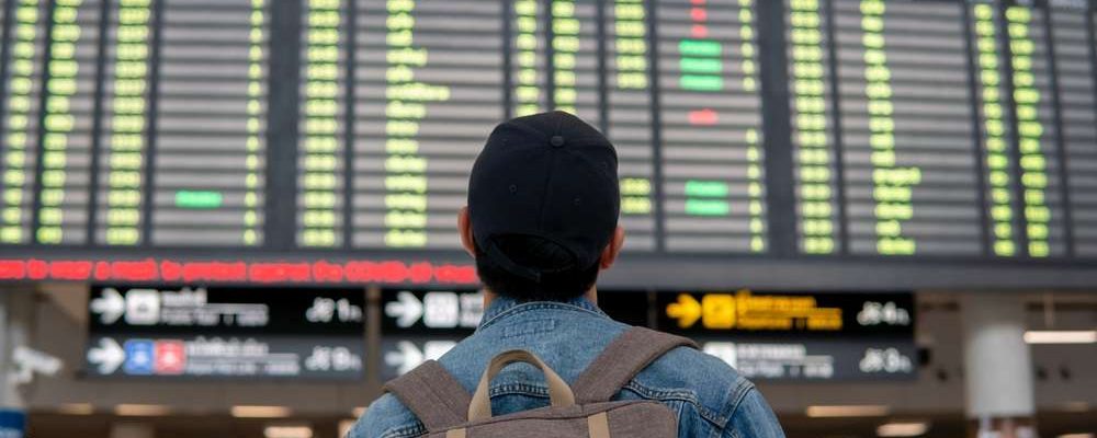 Turista masculino comprobando el tiempo de vuelo.