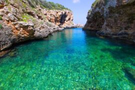 Spiaggia di Cala Rafalet a Minorca, Isole Baleari, Spagna