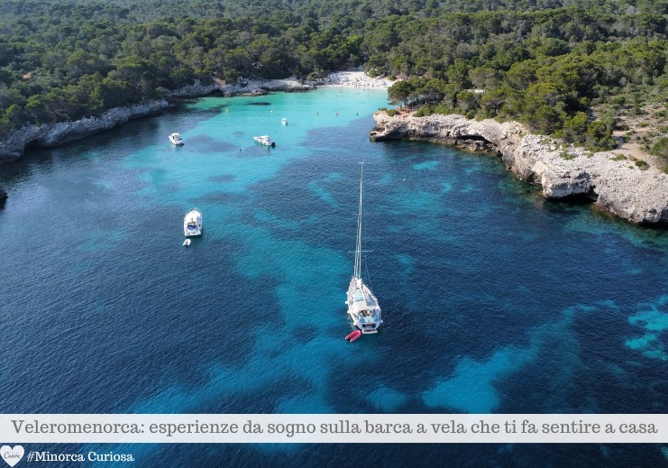 Scorcio di una baia di Minorca, Mediterraneo, e in primo piano la barca Alize di Veleromenorca.com