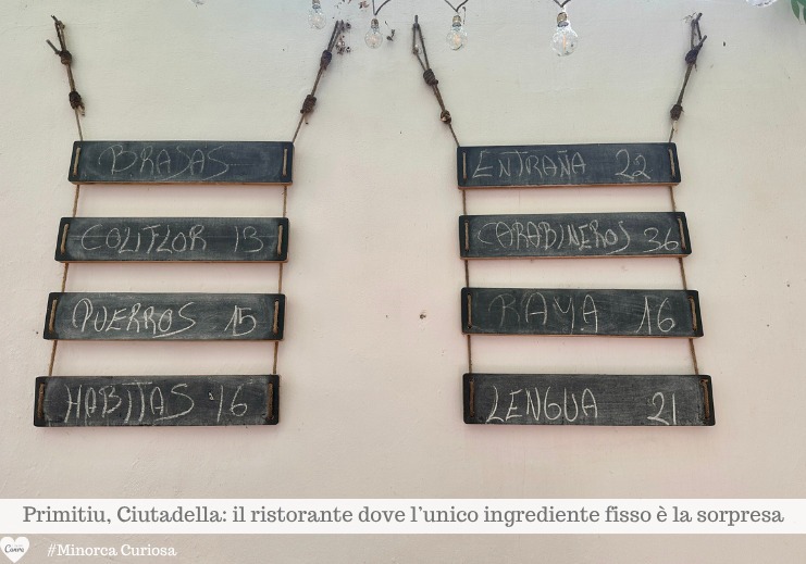 Le lavagne con gli ingredienti del menu al ristorante Primitiu