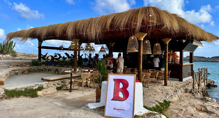 Il chiringuito Bucaneros a Binibeca è aperto anche la sera fino a mezzanotte