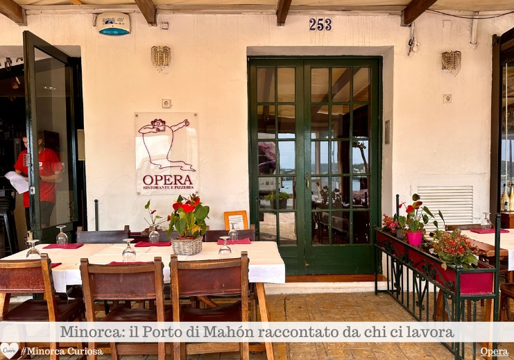 Entrata di Opera Restaurante Pizzeria al numero 252-253 del Moll de Levant 