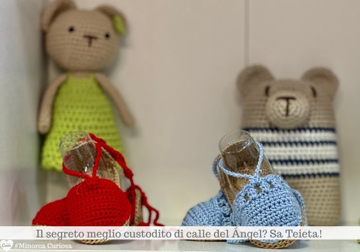 I lavori all'uncinetto o crochet sono di casa da Sa Teieta: in questa foto, scarpine e giochi per i più piccoli 