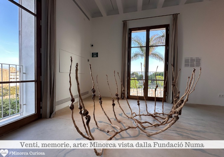 Sale eleganti e minimaliste e in primo piano un'opera dell'artista giapponese Hiroshi Kitamura