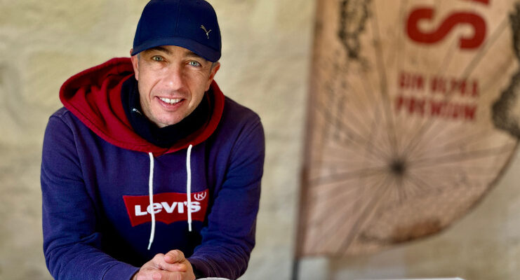 Omar Zola, produttore di zafferano, camomilla, miele, formaggi allo zafferano, birra e gin allo zafferano