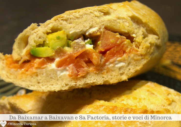 Il panino del mare - fatto con salmone affumicato, crema di formaggio al lime e tartare di avocado e pomodoro - è una delle proposte di Sa Factoria.