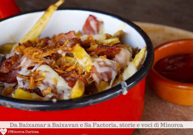 Tra le tapas di Sa Factoria, le "papas Joan" con formaggio fuso, pancetta e cipolla croccante. 