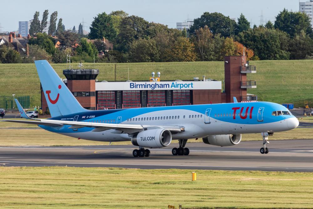 Aereo della TUI Airways nell'aeroporto di Birmingham (BHX), Inghilterra