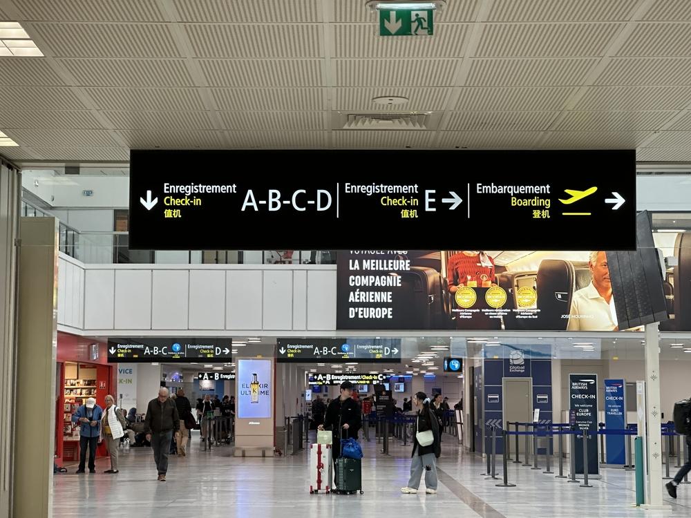 Interno del terminal aeroportuale a Nizza, Francia