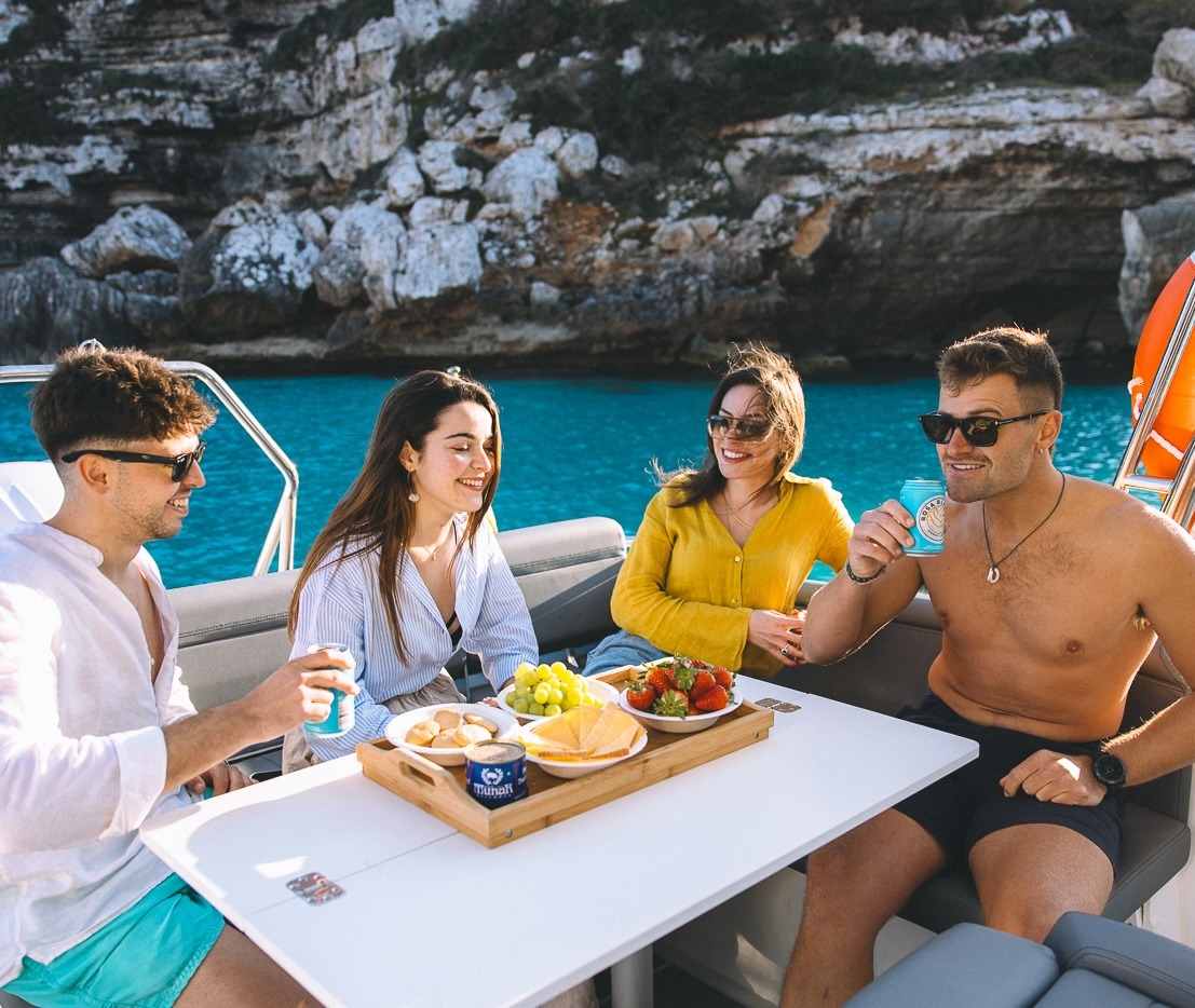 Buone vibrazioni, ottima compagnia e aperitivi locali: i momenti migliori si condividono in mare.
