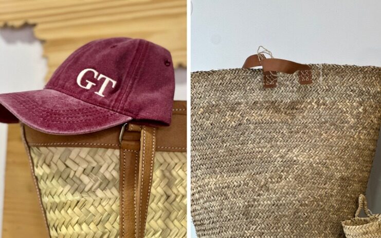 Con más de 500 modelos diferentes de cestas, la tienda de Elena y Anna es un referente en Menorca: para la playa, para ir de compras, para dar un paseo... Y luego está la personalización que las hace únicas, como los sombreros con las iniciales.