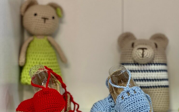 El crochet es un elemento básico en Sa Teieta: en esta foto, se ven zapatos de bebé y juguetes para los más pequeños.