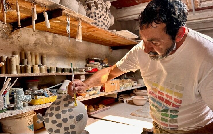 Vico trabajando en su laboratorio cerca de Es Castell.