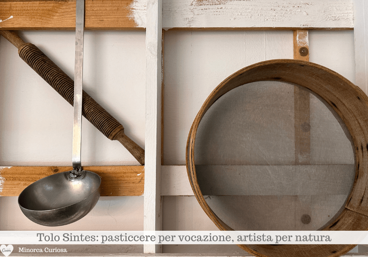 Alcuni attrezzi della collezione di Tolo Sintes: nel suo laboratorio trovi cimeli, ricettari, vecchi libri e attrezzatura di pasticceria. 