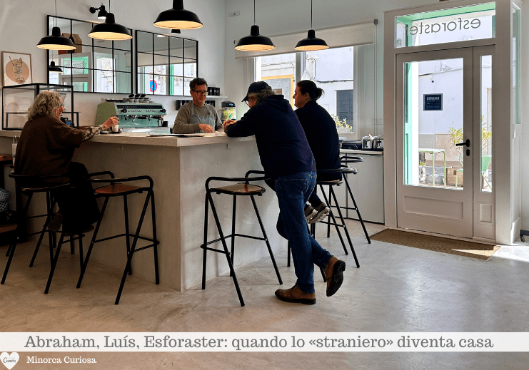 Alla Caffetteria di Esforaster puoi scegliere tra succhi freschi, tisane, tè, caffè da accompagnare con pane a lievitazione naturale tostato con avocado e salmone...