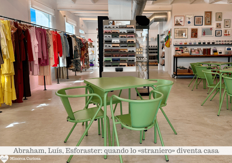Interni di Es Foraster, negozio nella via principale di Sant Lluís, aperto dal 2021 da Abraham e Luís.