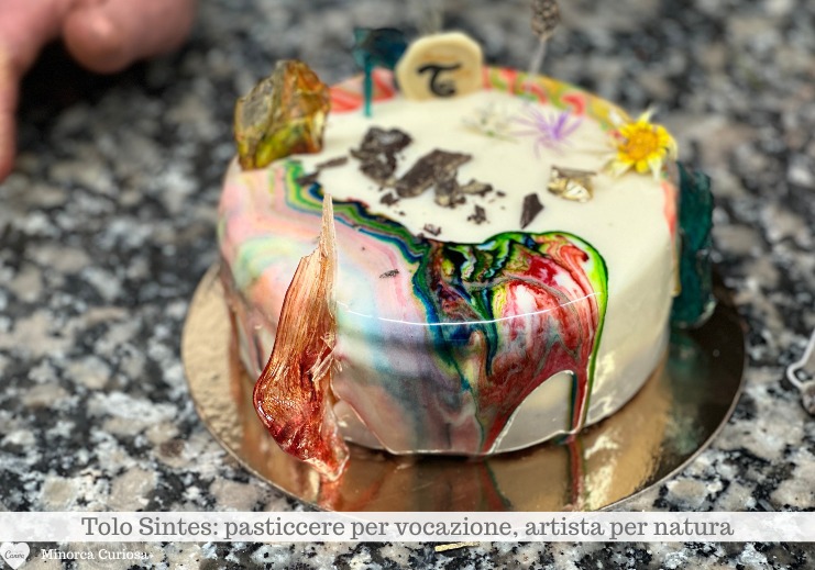 Una torta alla frutta che il pasticcere Tolo Sintes ama decorare con frutti e fiori di Minorca.