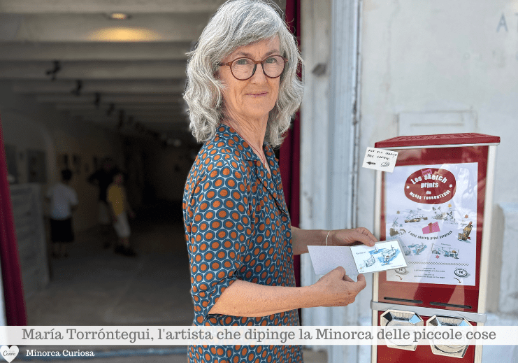 María con il distributore automatico, identico alle vecchie macchinette delle gomme americane, che eroga piccole riproduzioni dei suoi schizzi 