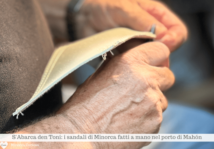Un momento della lavorazione dei sandali fatti a mano di S'Abarca den Toni 