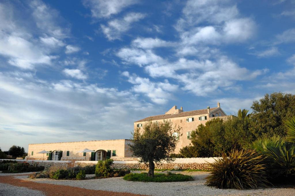 La tenuta di Alcaufar Vell nella campagna di Sant Lluís, sotto un cielo di nuvole