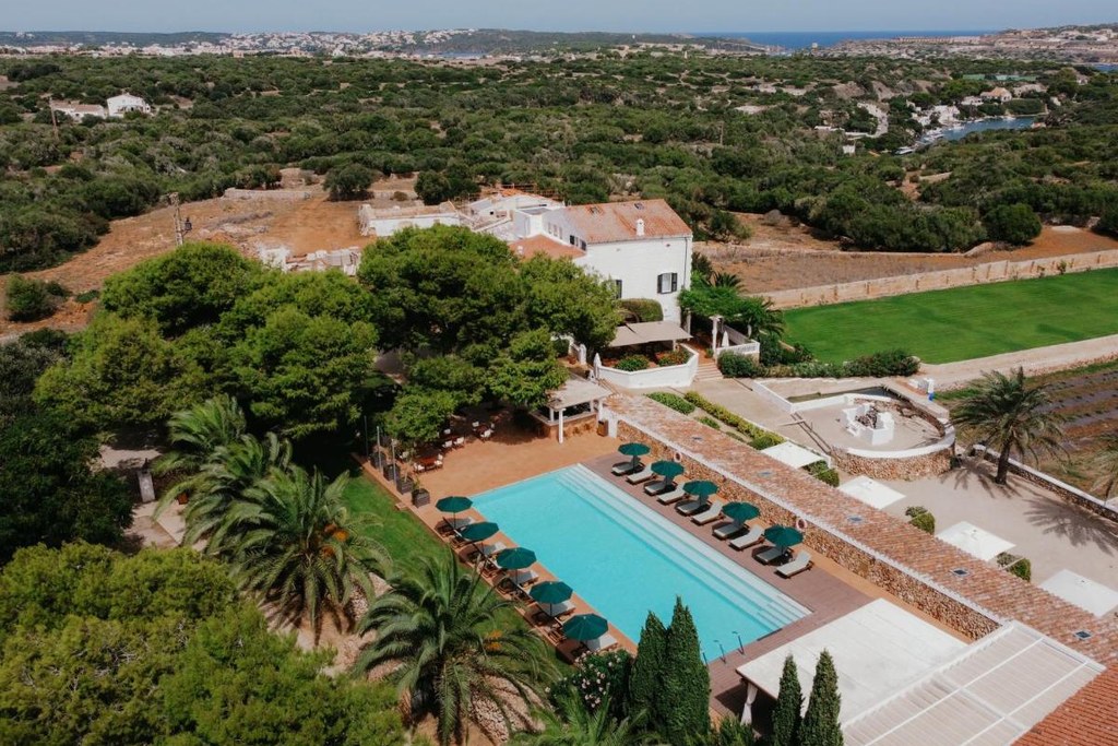 La finca de Binissaida vista desde el aire, con la piscina entre los campos de Es Castell, en Menorca