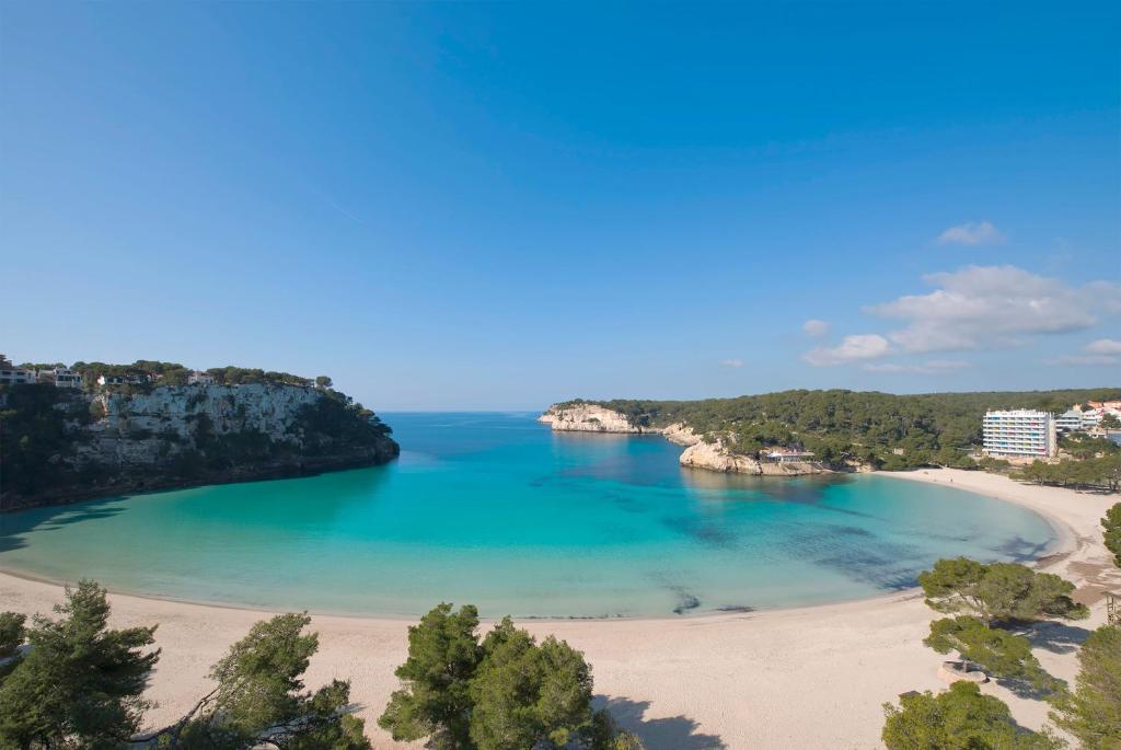 La baia e la spiaggia di Cala Galdana, sulla costa sud di Minorca
