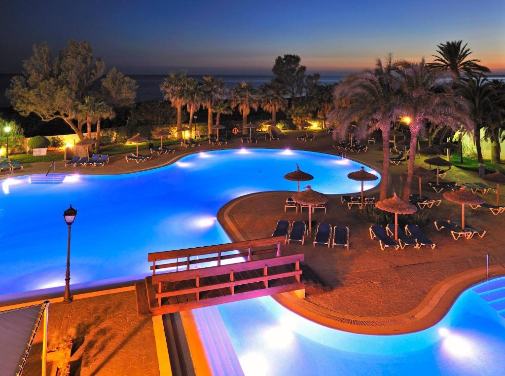 La piscina del SOL by Meliá Milanos Pingüinos de noche, en Son Bou