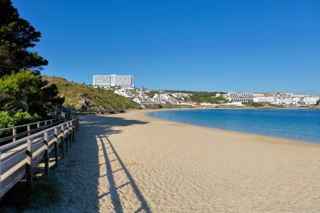 La spiaggia di Arenal d'en Castell, davanti al Palladium Hotel Menorca