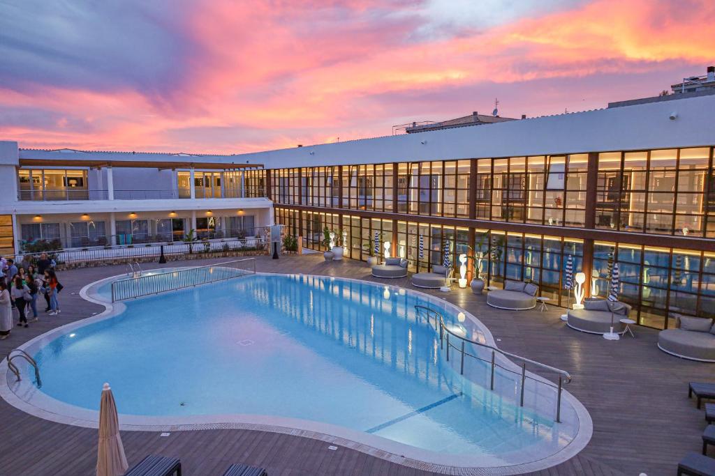 La piscina del Seth Port Ciutadella al tramonto