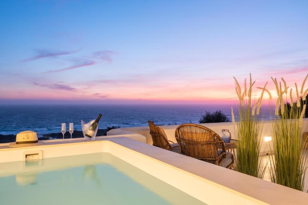 Una piscina privata delle Suites Las Vistas al tramonto, sopra il mare di Son Bou
