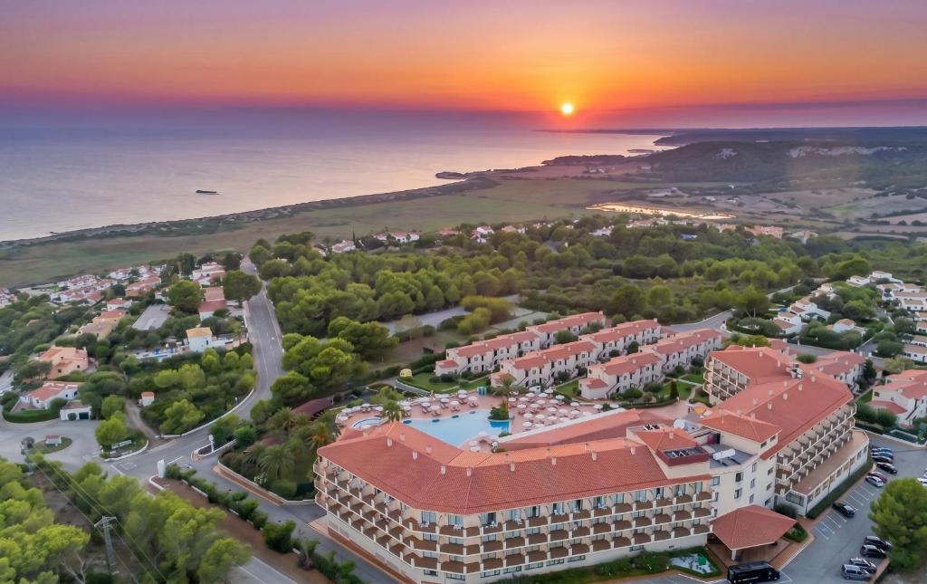 Il Valentin Son Bou e la costa di Son Bou al tramonto