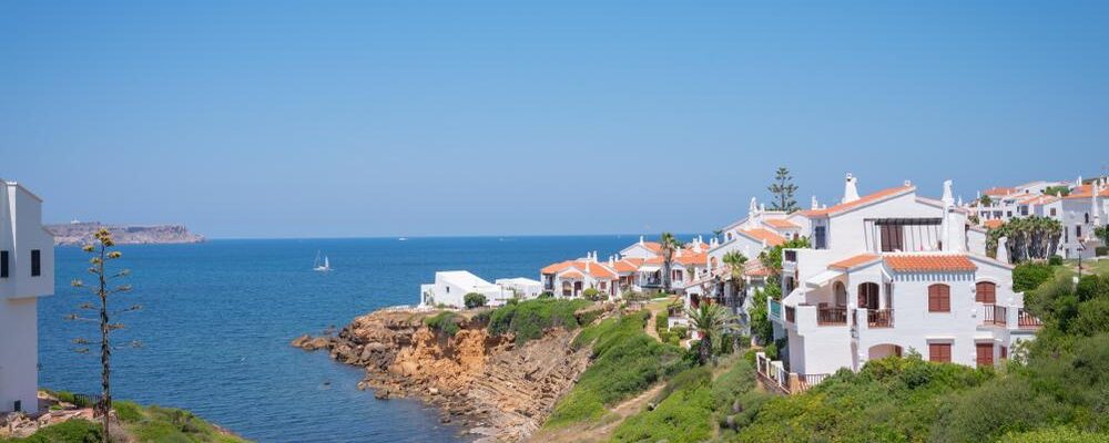Vista verso il mare a Playa Fornells, Minorca, Spagna
