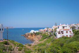 Vista verso il mare a Playa Fornells, Minorca, Spagna