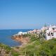 Vista verso il mare a Playa Fornells, Minorca, Spagna