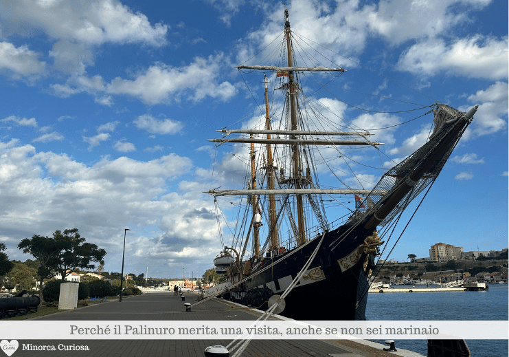 La nave scuola Palinuro ormeggiata nel porto di Mahón, Minorca
